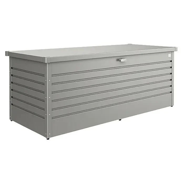 Biohort FreizeitBox Gartenbox 180 - L x B x H: 181 x 79 x 71 cm, Quarzgrau, Stahl - Ein grauer, metallener Gartentruhe mit horizontalen Streifen für die Aufbewahrung im Freien.