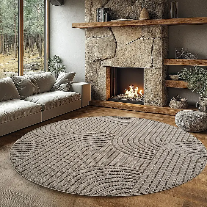 Flachgewebeteppich Helix 2201 - Beige, Durchmesser: 200 cm, 100 % Polyester - Ein gemütliches Wohnzimmer mit einem runden, gemusterten Teppich, der Wärme und Stil in den Raum bringt.