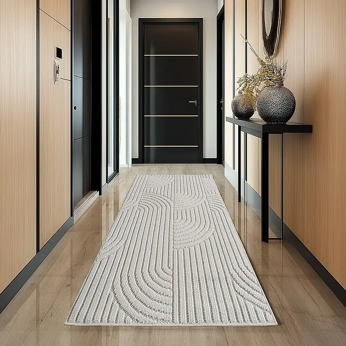 Flachgewebeteppich Helix 2201 - Creme, 110 x 60 cm, 100 % Polyester - Ein langer, hellgrauer Läufer mit einem modernen, geometrischen Muster liegt in einem eleganten Flur.