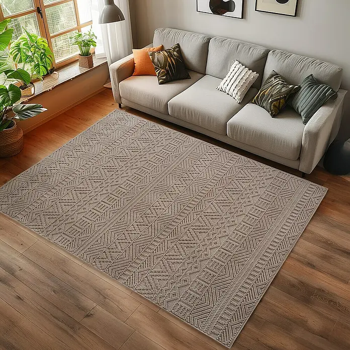Flachgewebeteppich Helix 2202 - Beige, 200 x 140 cm, 100 % Polyester - Ein rechteckiger Teppich mit geometrischem Muster in einem Wohnzimmer mit Holzboden und grauer Couch.