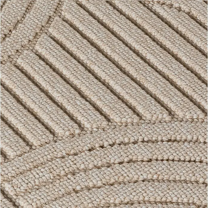 Flachgewebeteppich Helix 2201 - Beige, 370 x 280 cm, 100 % Polyester - Nahaufnahme eines beigen Teppichs mit einem geometrischen, gerippten Muster, das eine taktile Textur und ein dezentes Design zeigt.