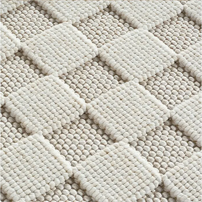 Flachgewebeteppich Helix 2203 - Creme, 340 x 240 cm, 100 % Polyester - Nahaufnahme eines eleganten, elfenbeinfarbenen Teppichs mit quadratischem Muster, der Textur und Wärme ausstrahlt.