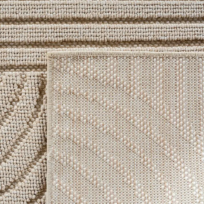 Flachgewebeteppich Helix 2201 - Beige, 370 x 280 cm, 100 % Polyester - Detailaufnahme eines beigen Teppichs mit verschiedenen Texturen und Webmustern, die ein warmes, natürliches Ambiente ausstrahlen.