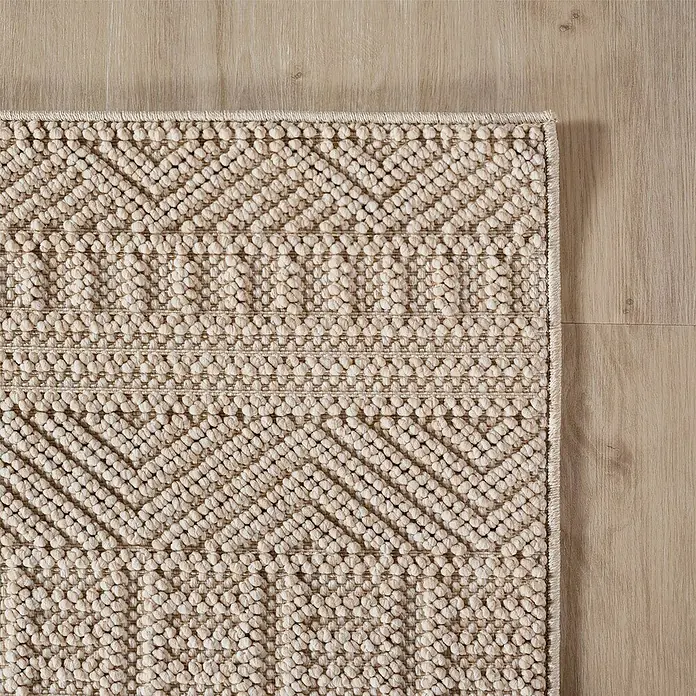 Flachgewebeteppich Helix 2202 - Beige, 200 x 140 cm, 100 % Polyester - Nahaufnahme eines beigefarbenen Teppichs mit geometrischen Mustern, der eine warme und einladende Atmosphäre ausstrahlt.