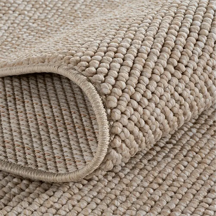 Flachgewebeteppich Helix 2200 - Beige, 150 x 80 cm, 100 % Polyester - Nahaufnahme eines beigefarbenen Teppichs mit gewebter Textur, der eine warme und einladende Atmosphäre ausstrahlt.