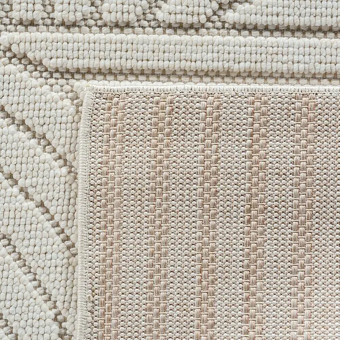 Flachgewebeteppich Helix 2201 - Creme, 110 x 60 cm, 100 % Polyester - Nahaufnahme eines beigen Teppichs mit einzigartiger Textur, der Komfort und Stil vereint.