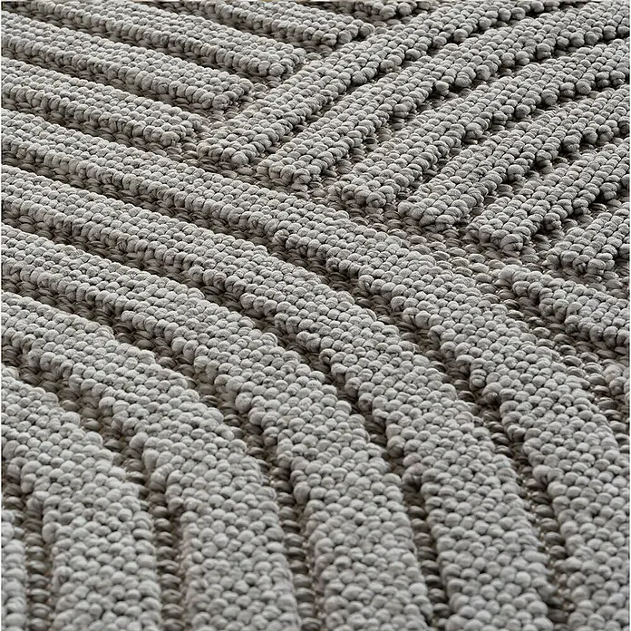 Flachgewebeteppich Helix 2201 - Silber, Durchmesser: 80 cm, 100 % Polyester - Nahaufnahme eines grauen Badteppichs mit einem erhabenen Zickzackmuster, der Textur und Komfort für Ihr Badezimmer bietet.