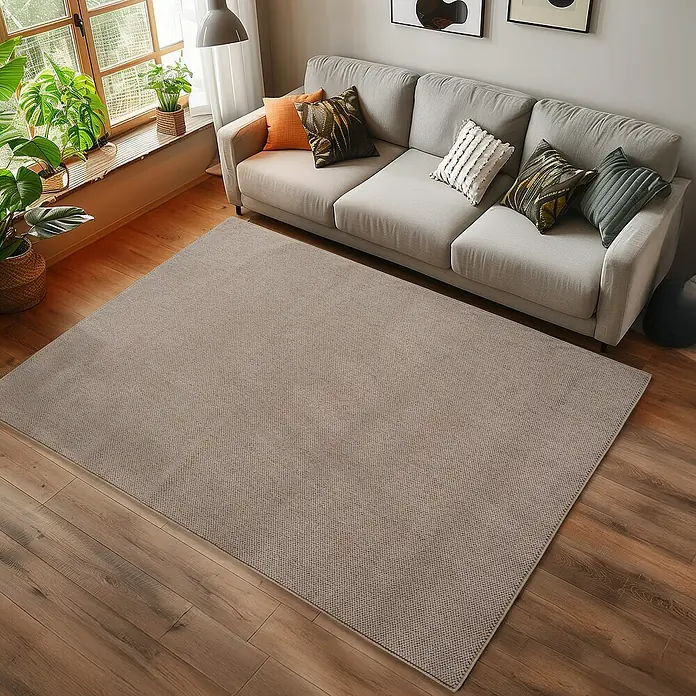 Flachgewebeteppich Helix 2200 - Beige, 200 x 140 cm, 100 % Polyester - Ein stilvoller Wohnraum mit einem beigen Teppich, der perfekt zu dem grauen Sofa und den Kissen passt.