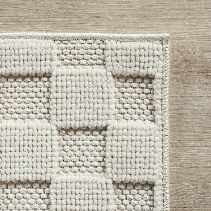 Flachgewebeteppich Helix 2203 - Creme, 340 x 240 cm, 100 % Polyester - Nahaufnahme eines weißen Teppichs mit quadratischem Muster, der eine gemütliche und stilvolle Atmosphäre vermittelt.