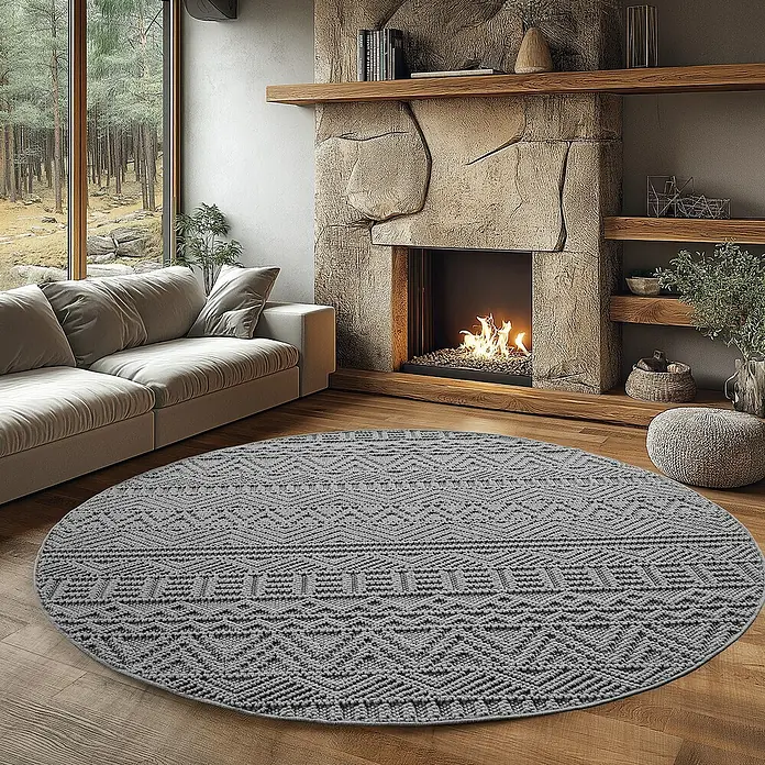 Flachgewebeteppich Helix 2202 - Silber, Durchmesser: 120 cm, 100 % Polyester - Gemusterter runder Teppich in Grau im Wohnzimmer mit Kamin und Couch.