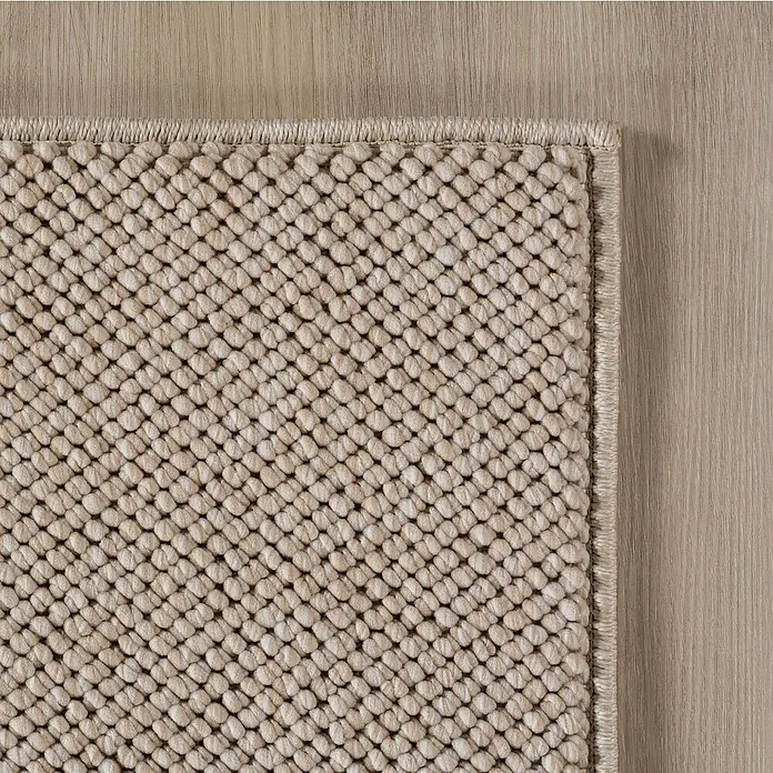 Flachgewebeteppich Helix 2200 - Beige, 150 x 80 cm, 100 % Polyester - Nahaufnahme eines beigen Teppichs mit strukturierter Oberfläche, der auf einem hellen Holzboden liegt.