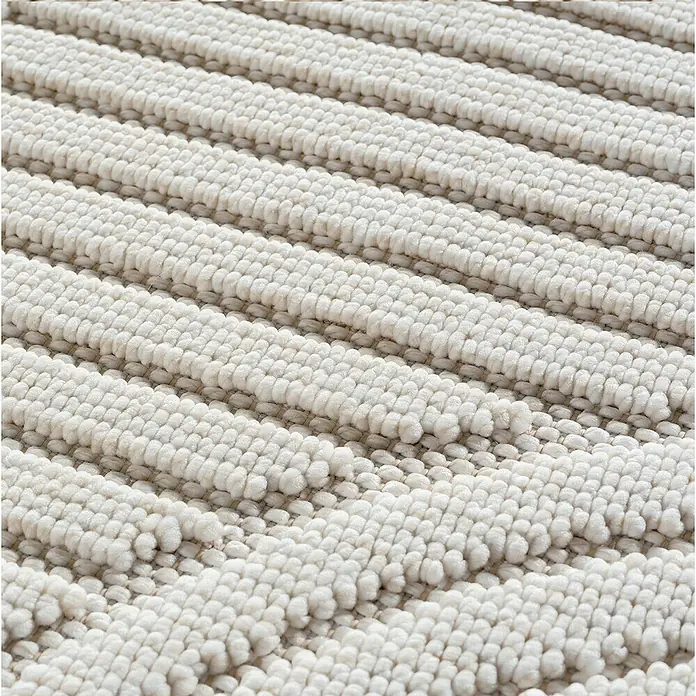 Flachgewebeteppich Helix 2201 - Creme, 110 x 60 cm, 100 % Polyester - Nahaufnahme eines Teppichs mit erhabenem, gestreiftem Muster in einem neutralen Farbton, der Textur und Komfort vermittelt.