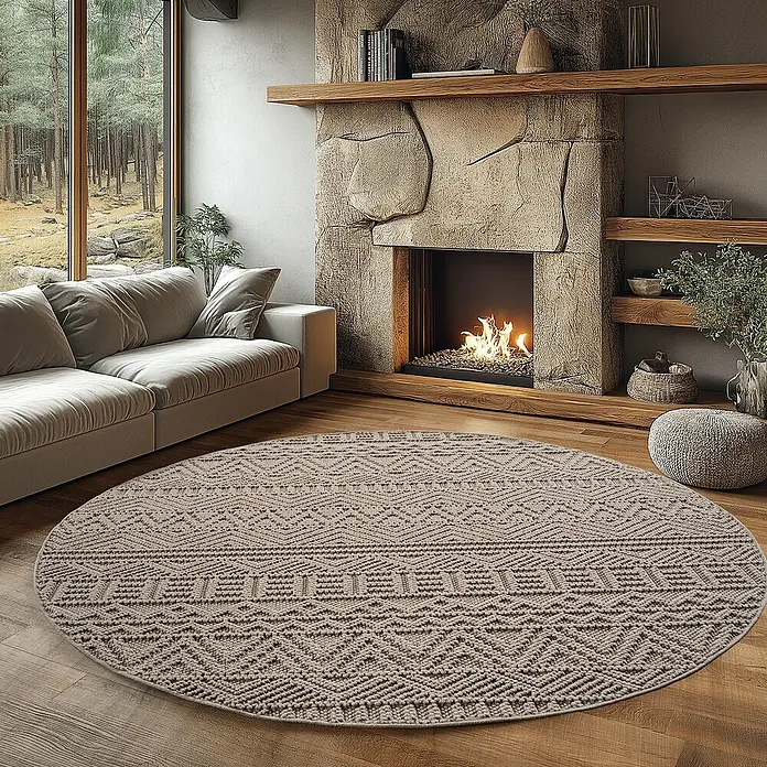 Flachgewebeteppich Helix 2202 - Beige, Durchmesser: 120 cm, 100 % Polyester - Ein beiger runder Teppich mit geometrischen Mustern liegt in einem gemütlichen Wohnzimmer mit Kamin und Couch.