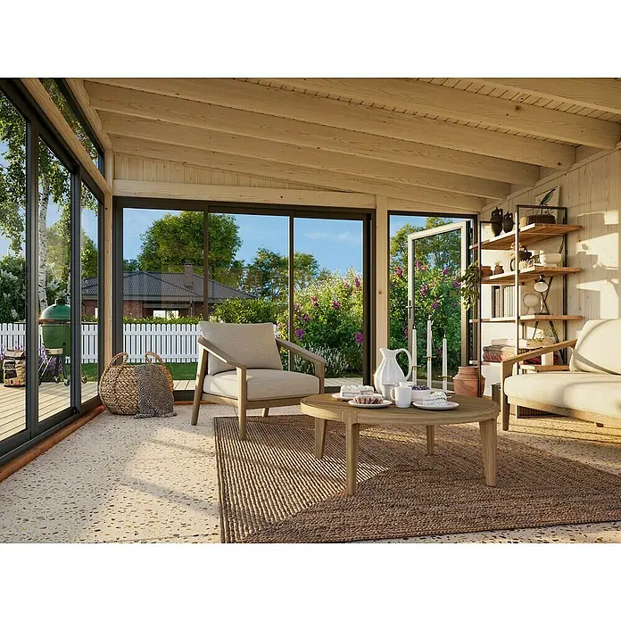 Palmako Caseta de jardín Saga Slide - L x An: 420 x 420 cm, Natural, Con cristal templado de 4 mm, Puerta de una hoja - Salón luminoso con muebles de madera y alfombra. La mesa redonda presenta vajilla. El diseño es acogedor y atractivo con luz natural.
