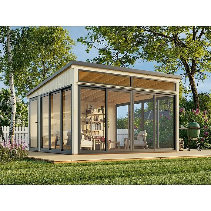 Palmako Caseta de jardín Saga Slide - L x An: 420 x 420 cm, Natural, Con cristal templado de 4 mm, Puerta de una hoja - La imagen muestra una moderna caseta de jardín con grandes superficies de vidrio, situada sobre una terraza de madera y rodeada de vegetación.