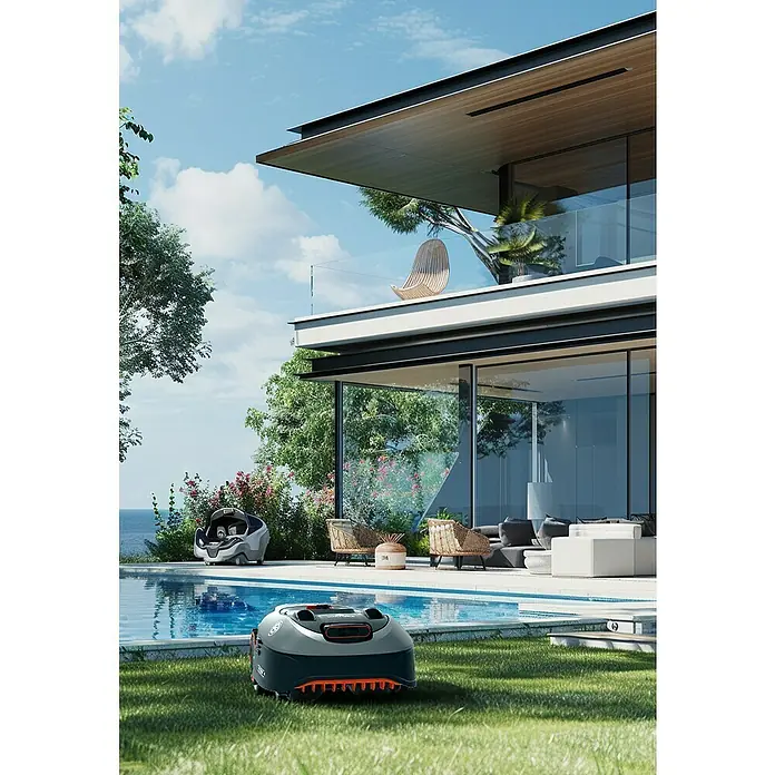 Yard Force Mähroboter Revola iVR10 - 1.000 m², Schnittbreite: 18 cm, Induktionsgestützte Navigation, Begrenzungskabel - Ein Rasenmähroboter der Marke Cramer mäht den Rasen in einem Garten mit Pool, während ein modernes Haus im Hintergrund zu sehen ist.