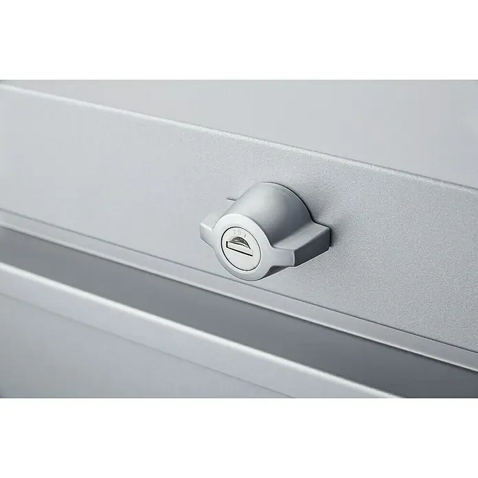 Biohort LoungeBox Auflagenbox 160 - 160 x 70 x 84 cm, Stahl, Quarzgrau Metallic - Nahaufnahme eines abschließbaren, silberfarbenen Schubladenschlosses. Das elegante Design bietet Sicherheit für Büromöbel und mehr.