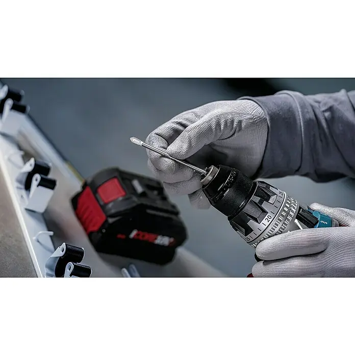 Bosch Fliesenbohrer CYL-9 SoftCeramic - Durchmesser Bohrer: 6,5 mm, 1 Stk. - Ein Akku-Bohrschrauber mit eingesetztem Bohrer wird von einer Person mit Handschuhen gehalten. Werkzeug für Handwerker im Einsatz.