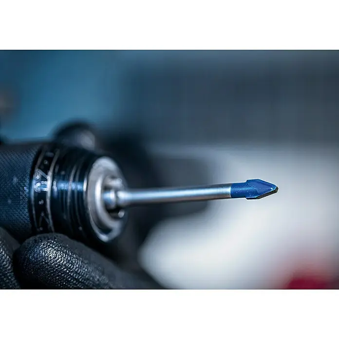 Bosch Professional Fliesenbohrer HEX-9 Hard Ceramic - Durchmesser Bohrer: 12 mm, Länge: 90 mm - Nahaufnahme eines Glasbohrers in einer Bohrmaschine, ideal zum präzisen Bohren in Glas und Keramik.