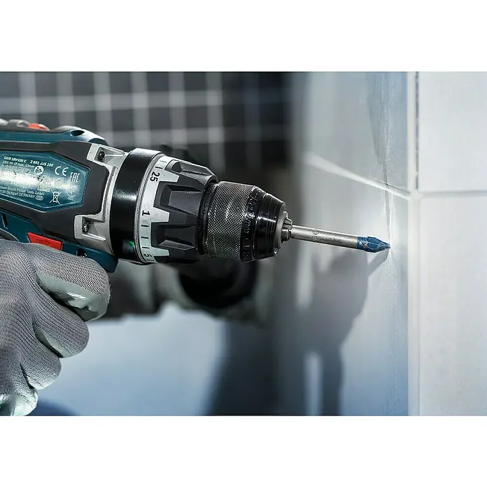 Bosch Professional Fliesenbohrer HEX-9 Hard Ceramic - Durchmesser Bohrer: 5 mm, Länge: 90 mm - Nahaufnahme eines Bosch Akku-Bohrschraubers mit einem Fliesenbohrer, der präzise an einer Wand arbeitet. Ein unverzichtbares Werkzeug für jeden Heimwerker.