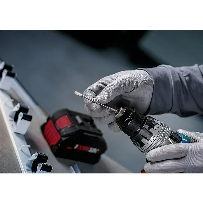 Bosch Fliesenbohrer CYL-9 SoftCeramic - Durchmesser Bohrer: 14 mm, 1 Stk. - Nahaufnahme eines Akku-Bohrschraubers mit Bohrer in einer Werkstatt, der für präzise Bohrarbeiten bereit ist.