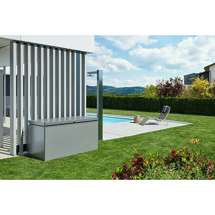 Biohort LoungeBox Auflagenbox 160 - 160 x 70 x 84 cm, Stahl, Quarzgrau Metallic - Eine moderne, graue Aufbewahrungsbox im Freien neben einem Pool. Ideal für die Lagerung von Poolzubehör und Gartengeräten.