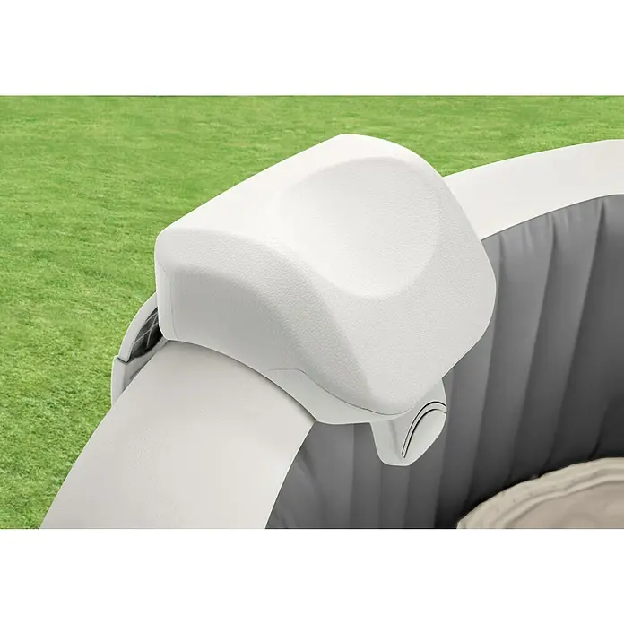 Intex Pure Spa Hidromasaje móvil Greenwood - Ø x Al: 216 x 71 cm, Gris/Blanco, 1.098 l - Primer plano de un reposacabezas blanco fijado a una bañera de hidromasaje inflable, perfecto para relajarse y disfrutar al aire libre.