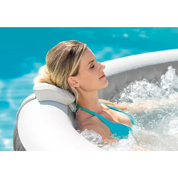 Intex Mobil-Whirlpool Greywood Deluxe Bubble - Ø x H: 216 x 71 cm, Grau, 1.098 l - Entspannung pur im Whirlpool! Die Frau genießt das warme Wasser. Der Whirlpool bietet Erholung für Körper und Seele.