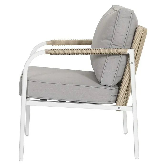 Sunfun Conjunto de muebles Anabel - 3 pzs., Ratán sintética/Acero, Beige/Gris - Primer plano de un sillón moderno con cojín gris y estructura metálica blanca, que combina confort y estilo.