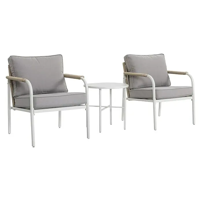 Sunfun Conjunto de muebles Anabel - 3 pzs., Ratán sintética/Acero, Beige/Gris - Esta imagen muestra un elegante conjunto de muebles de patio, con dos sillones con cómodos cojines grises, complementado con una mesa auxiliar.