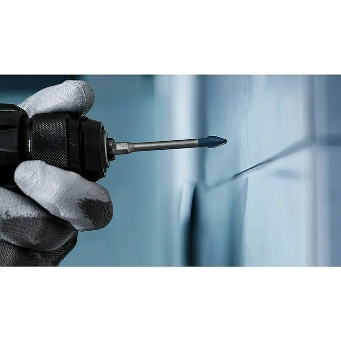 Bosch Professional Fliesenbohrer HEX-9 Hard Ceramic - Durchmesser Bohrer: 8 mm, Länge: 90 mm - Nahaufnahme einer Person, die mit einer Glasbohrmaschine mit blauer Spitze ein Loch in eine glatte, blaue Oberfläche bohrt.