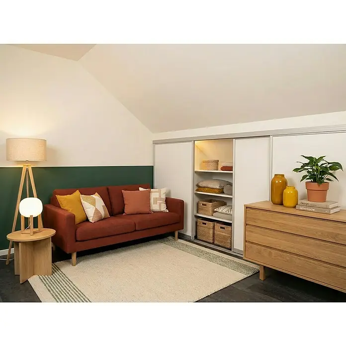 Room Plaza Easy Doing Schiebetür-Bau-Set Kniestock - Reinweiß Miniperl, Farbe Beschlag: Silber - Gemütliches Wohnzimmer mit einem roten Sofa, hellen Regalen und einer Kommode mit Deko, die eine warme und einladende Atmosphäre schaffen.