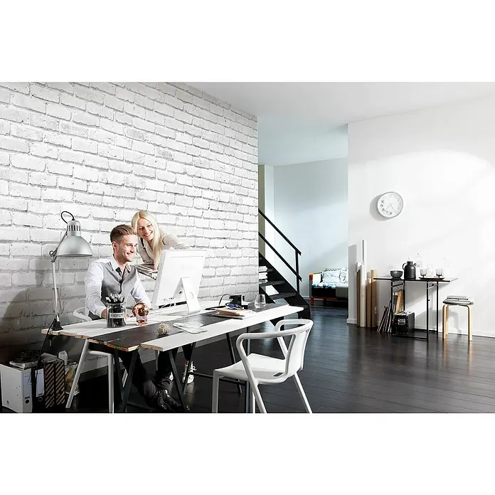 Komar Fototapete Brick Wall - 4 -tlg., B x H: 368 x 248 cm, Vlies - Zwei Personen arbeiten an einem Schreibtisch mit weiß gestrichener Ziegelwand im Hintergrund. Elegantes Design und moderne Einrichtung.