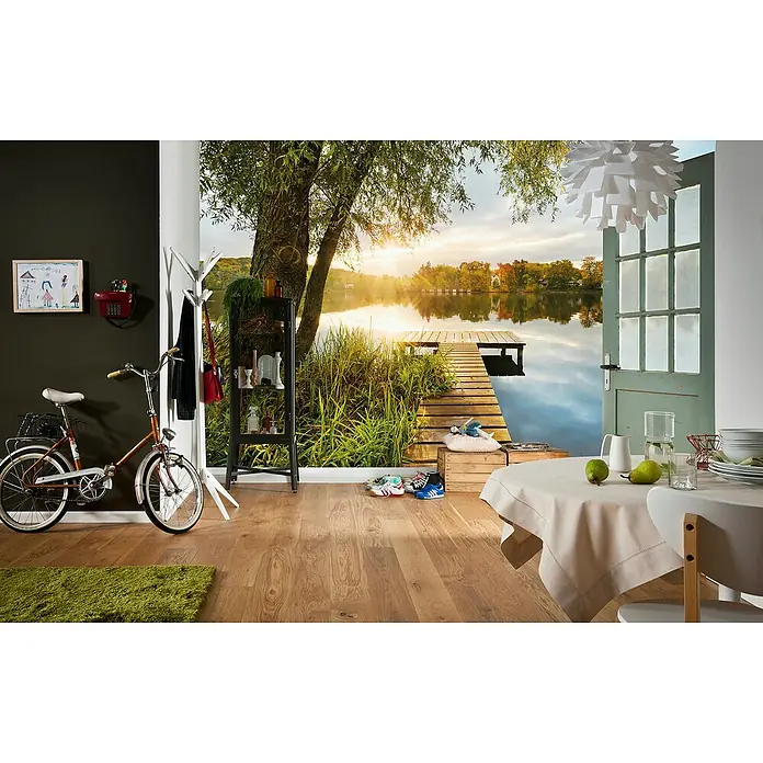 Komar Fototapete Picnic - 4 -tlg., B x H: 368 x 248 cm, Vlies - Wohnzimmer mit auffälliger See-Tapete, ein stilvolles Fahrrad und ein Esstisch mit frischen Birnen. Ein gemütliches und einladendes Ambiente.