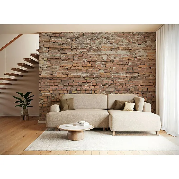 Komar Fototapete Ziegelwand - 6 -tlg., B x H: 300 x 250 cm, Vlies - Gemütliches Wohnzimmer mit beigem Ecksofa, Couchtisch und Ziegelwand. Das Sofa lädt zum Entspannen ein.