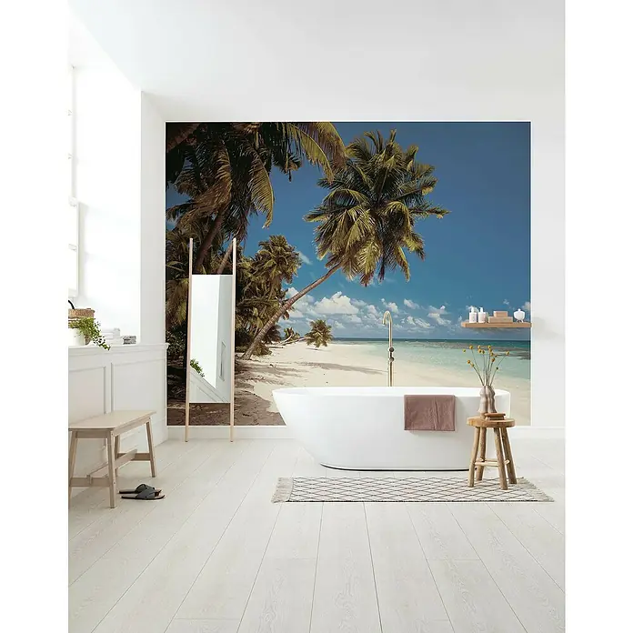 Komar Fototapete Malediven - 6 -tlg., B x H: 300 x 250 cm, Vlies - Badezimmer mit Badewanne und Fototapete mit Strandmotiv, das eine entspannende und tropische Atmosphäre schafft. Helles, modernes Design.