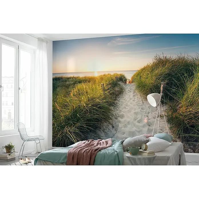 Komar Fototapete Way to the Beach - 4 -tlg., B x H: 368 x 248 cm, Vlies - Schlafzimmer mit einer Fototapete mit Strandweg, der zum Meer führt. Die Tapete erzeugt eine entspannende Atmosphäre im Raum.