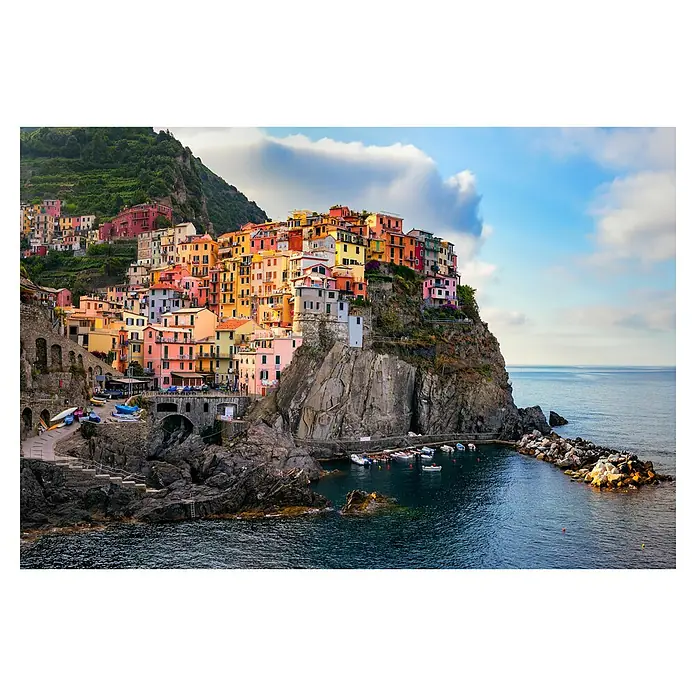 Komar Fototapete Clinque Terre - 4 -tlg., B x H: 368 x 248 cm, Vlies - Farbenfrohes Dorf Manarola, Cinque Terre, Italien, auf einem Felsen über dem Meer mit Booten in einem kleinen Hafen.