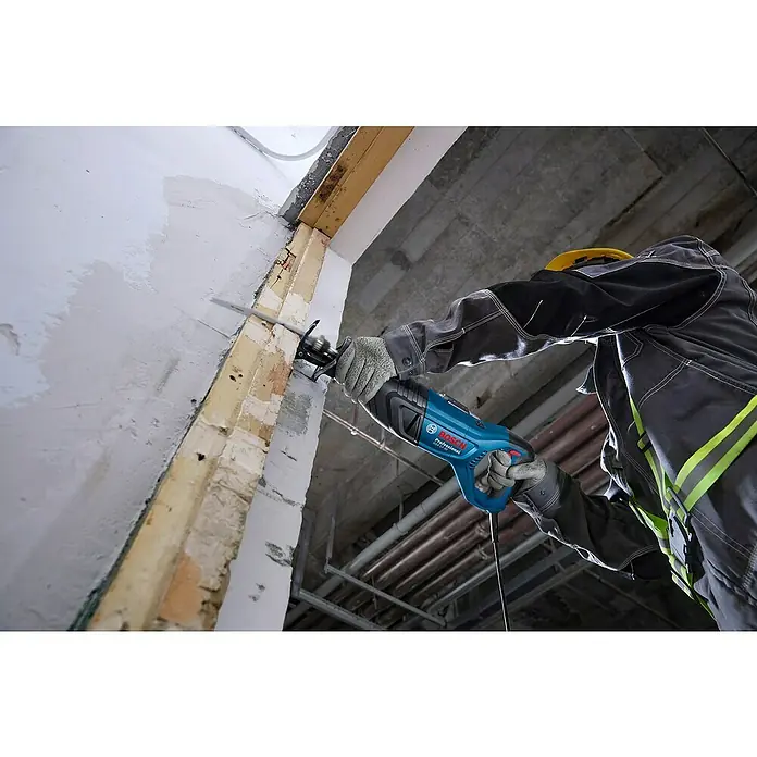 Bosch Professional Säbelsäge PRO GSA 12-30 - 1.250 W, Hublänge: 30 mm - Blau-schwarze Bosch Professional Säbelsäge, von einem Arbeiter zum Sägen einer Wand benutzt.