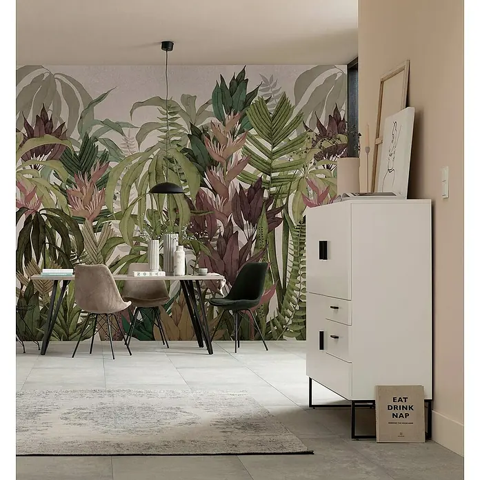 Komar Fototapete Leaving Room - 6 -tlg., B x H: 300 x 250 cm, Vlies - Essbereich mit auffälliger botanischer Tapete mit grünen und roten Pflanzen, modernem Esstisch mit vier Stühlen und einem weißen Schrank.
