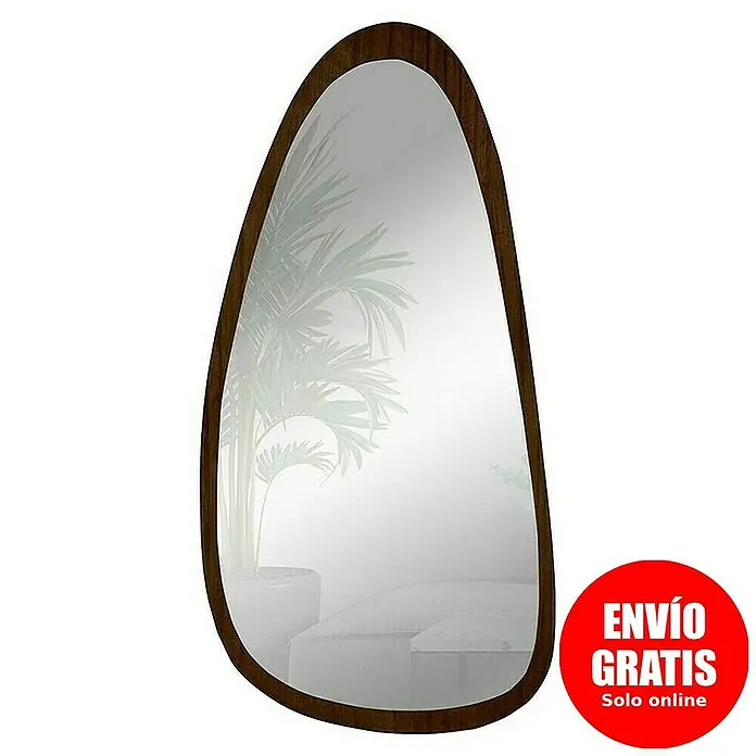 Espejo de pared Prisma - 58 x 118 cm, Tabaco - Espejo de forma moderna con marco de madera que refleja una planta y una cama en la habitación. Envío online gratuito.