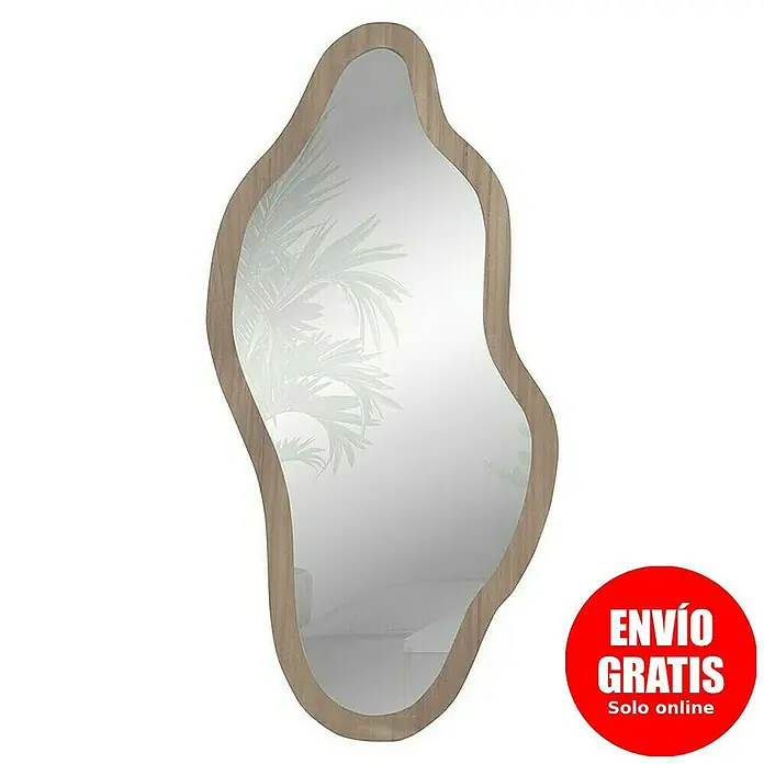 Espejo de pared Onda - 38 x 78 cm, Roble - Espejo de forma irregular con marco de madera marrón claro y reflejo de una planta visible en el espejo.