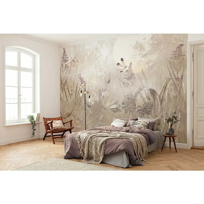 Komar Fototapete Dragonfly Pond - 7 -tlg., B x H: 350 x 250 cm, Vlies - Das Schlafzimmer verfügt über ein dekoratives Wandbild mit Pflanzenmotiven hinter dem Bett und schafft so eine ruhige Atmosphäre.
