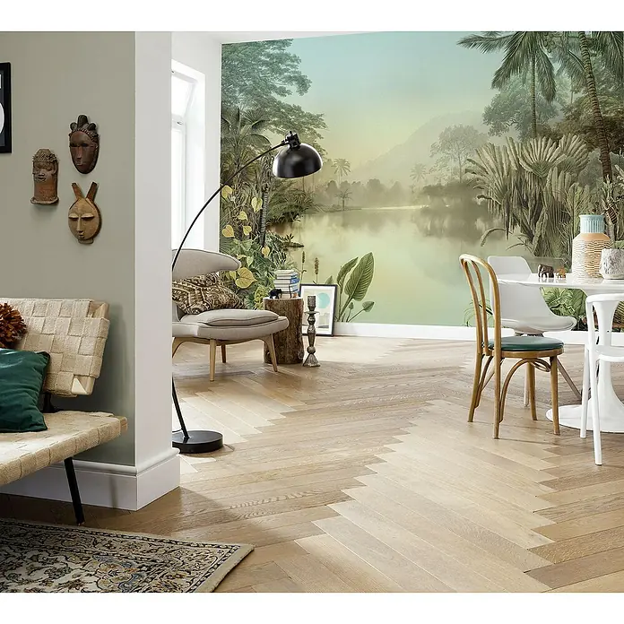 Komar Fototapete Tropical - 7 -tlg., B x H: 350 x 250 cm, Vlies - Heller Fischgrätparkettboden aus Holz in einem modernen Wohnraum.