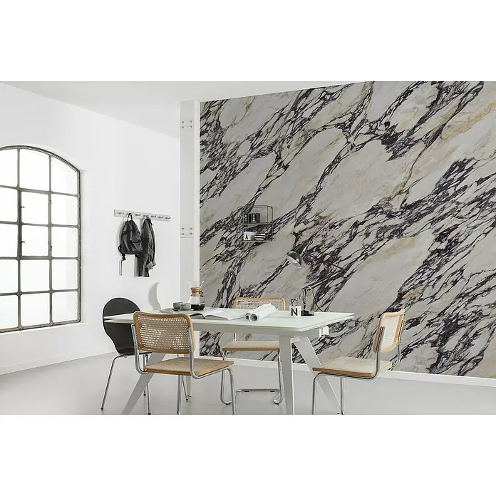 Komar Fototapete Marmor - 6 -tlg., B x H: 300 x 250 cm, Vlies - Moderne Esszimmer-Szene mit Marmorwand, Tisch, Stühlen und Fenster. Elegantes Design und hochwertige Materialien für ein stilvolles Ambiente.