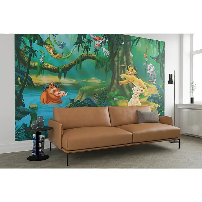 Komar Fototapete Simba and Friends - 4 -tlg., B x H: 368 x 248 cm, Vlies - Gemütliches Wohnzimmer mit einem modernen braunen Ledersofa als zentralem Element, das zum Verweilen einlädt.
