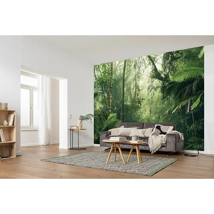 Komar Fototapete Tropendschungel - 7 -tlg., B x H: 350 x 350 cm, Vlies - Das Wohnzimmer verfügt über eine Dschungel-Tapete, die eine entspannende Atmosphäre schafft. Das Sofa und der Teppich bieten Komfort und Stil.