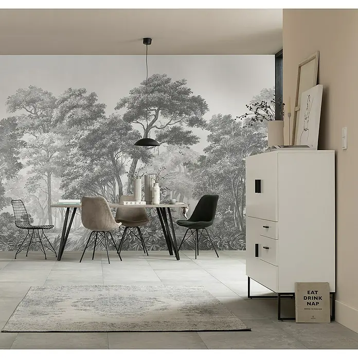 Komar Fototapete Glade - B x H: 350 x 250 cm, Vlies, 7 -tlg. - Esszimmer mit Esstisch, Stühlen, einem weißen Schrank und einer Waldtapete. Die Pendelleuchte hängt über dem Tisch.