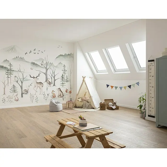 Komar Fototapete Zuhause im Wald - 6 -tlg., B x H: 300 x 250 cm, Vlies - Ein helles Kinderzimmer mit Waldtapete, Spielzelt, Picknicktisch und Messlatte. Perfekt zum Spielen und Wachsen!