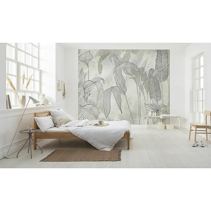 Komar Fototapete Lilia - 6 -tlg., B x H: 300 x 250 cm, Vlies - Schlafzimmer mit einem Holzbett, einem kleinen Tisch mit Lampe und einem grossen Wandbild mit Pflanzenmotiven.
